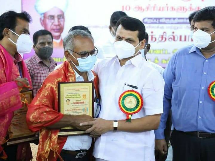 Electricity Minister P Senthil Balaji was blessed by teachers in Karur ஆசிரியர்கள் காலில் விழுந்து ஆசிவாங்கிய மின்சாரத்துறை அமைச்சர்  வி.செந்தில் பாலாஜி..!