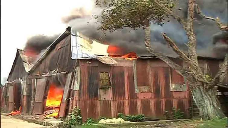 Kolkata Fire Massive Fire breaks out at Garden Reach Factory 22 fire tenders at spot Garden Reach Fire: বেশ কয়েক ঘণ্টা পেরিয়েও জ্বলছে গার্ডেনরিচের গুদাম, নেভাতে গড়াতে পারে রাত