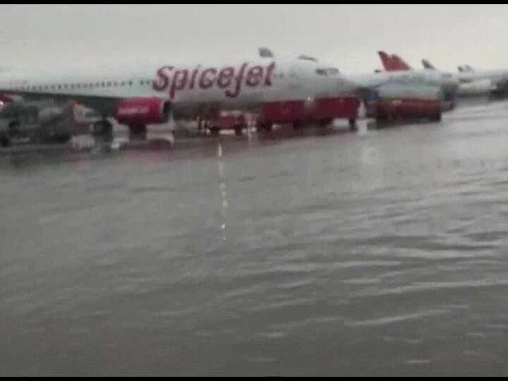 Waterlogging in Delhi: waterlogging at IGI airport due to heavy rainfall in delhi, route diverted for many flights Waterlogging in Delhi: तेज बारिश के चलते IGI एयरपोर्ट में हुआ जलभराव, कई उड़ानों का रूट किया गया डायवर्ट