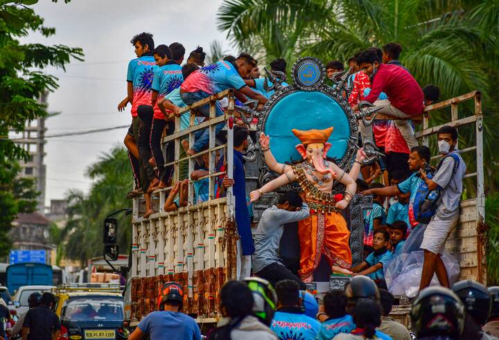 सार्वजनिक पंडालों में जाकर गणपति के दर्शन करने पर पाबंदी है. लोगों को सिर्फ पंडालों से होने वाले ऑनलाइन प्रसारण में गणपति दर्शन की अनुमति है.