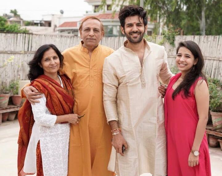 Kartik Aaryan – Manish Tiwari- कार्तिक आर्यन के पिता मनीष तिवारी पेशे से एक बाल रोग विशेषज्ञ हैं. दरअसल उनके पापा ही नहीं बल्कि उनका पूरा परिवार डॉक्टरों से भरा हुआ है. उनकी मां और छोटी बहन भी डॉक्टर हैं.