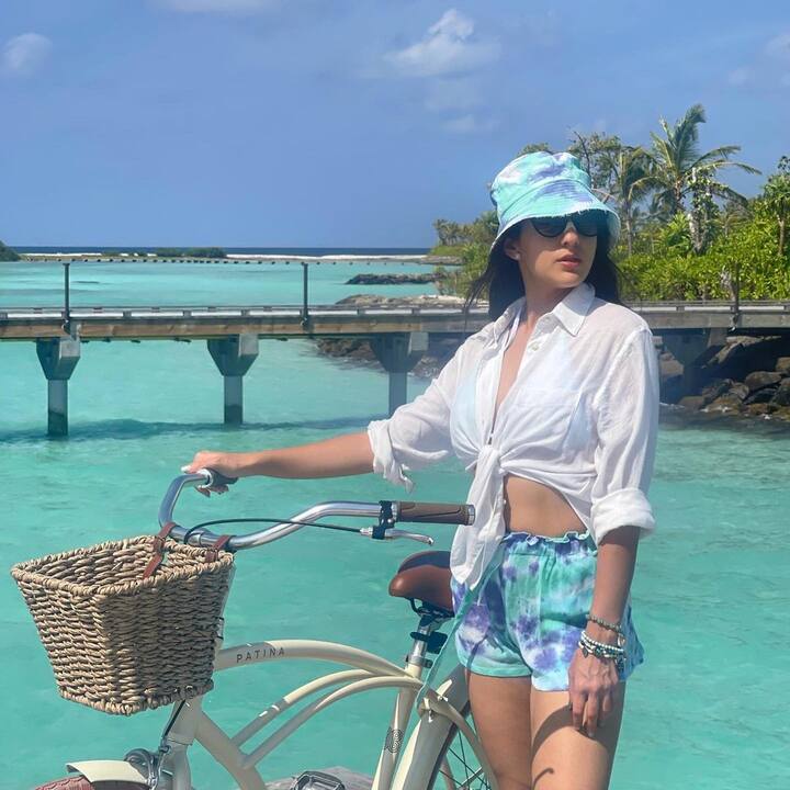 इससे पहले सारा बीच किनारे सायकिल चलाते हुए भी स्पॉट हुई थीं. अपनी एक पोस्ट में सारा ने उनकी एक दोस्त को बर्थडे विश करते हुए लिखा था कि, 'आसमान की बुलंदियों पर नाम हो आपका, चांद की धरती पर मुकाम हो आपका, हम तो रहते हैं छोटी-सी दुनिया में पर ईश्वर करें सारा जहान हो आपका, हैप्पी बर्थडे मेरी प्यारी बेस्ट फ्रेंड मेरी सारा और सहारा बनने के लिए थैंकयू'