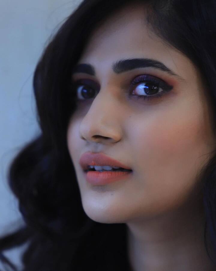 விழியில் பாதி உள்ள நிறமே