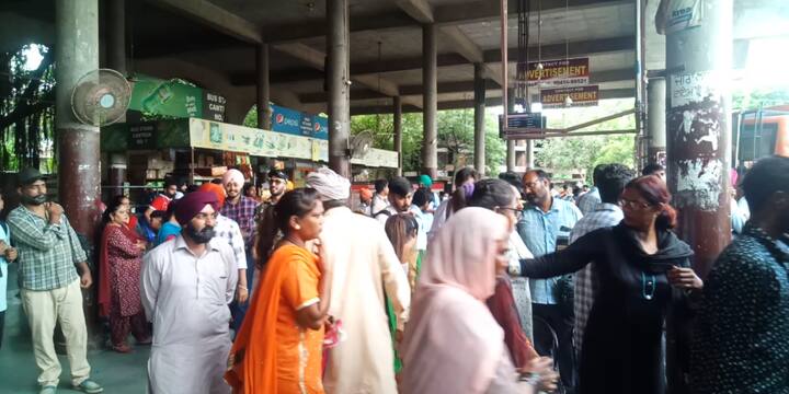 ਮੋਗਾ ਬੱਸ  ਸਟੈਂਡ ਉੱਤੇ ਸਵਾਰੀਆਂ ਦੀ ਲੰਬੀ ਲਾਈਨ ਦੇਖਣ ਨੂੰ ਮਿਲੀ।