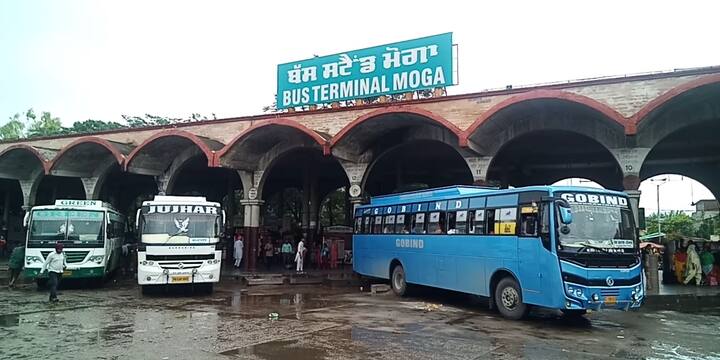 6 ਤਾਰੀਖ ਤੋਂ ਪੰਜਾਬ ਵਿੱਚ PRTC ਅਤੇ  ਪਨਬਸ ਦੇ  ਮੁਲਾਜ਼ਮ ਮੰਗਾਂ  ਨੂੰ ਲੈ ਕੇ ਹੜਤਾਲ ਉੱਤੇ ਹਨ।ਜਿਸਦੇ ਕਾਰਨ ਮੋਗਾ 6 ਤਾਰੀਖ ਤੋਂ ਪੰਜਾਬ ਵਿੱਚ PRTC ਅਤੇ  ਪਨਬਸ ਦੇ  ਮੁਲਾਜ਼ਮ ਮੰਗਾਂ  ਨੂੰ ਲੈ ਕੇ ਹੜਤਾਲ ਉੱਤੇ ਹਨ।ਜਿਸਦੇ ਕਾਰਨ ਮੋਗਾ ਬੱਸ ਸਟੈਂਡ ਉੱਤੇ ਸਵਾਰੀਆਂ ਨੂੰ  2 ਘੰਟਿਆ ਬੱਸ ਲਈ ਇੰਤਜਾਰ ਕਰਨਾ ਪੈ ਰਿਹਾ ਹੈ। ਬੱਸ ਸਟੈਂਡ ਉੱਤੇ ਸਵਾਰੀਆਂ ਨੂੰ  2 ਘੰਟਿਆ ਬੱਸ ਲਈ ਇੰਤਜਾਰ ਕਰਨਾ ਪੈ ਰਿਹਾ ਹੈ।