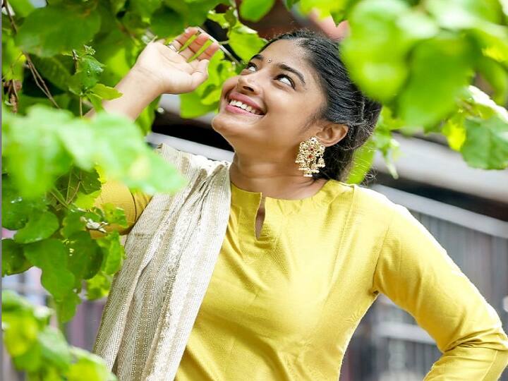 வெண்ணிலவின் ஒளி கனலாய் கொதிக்குதடி எண்ணம் நிலையில்லாமல் தவிக்குதடி