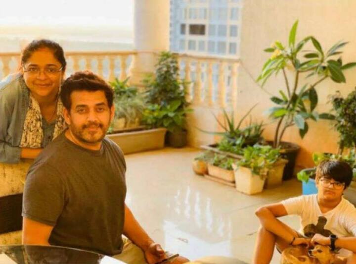 बात आज भोजपुरी और हिंदी सिनेमा के चर्चित चेहरे रवि किशन (Ravi Kishan) की, जो वर्तमान में गोरखपुर, उत्तरप्रदेश से भारतीय जनता पार्टी के सांसद हैं. आपको बता दें कि भोजपुरी सिनेमा में रवि किशन की पॉपुलैरिटी कुछ ऐसी है कि उन्हें यहां का अमिताभ बच्चन (Amitabh Bachchan) तक कहा जाता है. वैसे आपको बता दें कि रवि किशन ने ना सिर्फ भोजपुरी सिनेमा में ही नहीं बल्कि हिंदी सिनेमा में भी अच्छा खासा नाम कमाया है. एक्टर का पूरा नाम रवि किशन शुक्ला और उन्होंने 12वीं क्लास तक ही पढ़ाई की है. आइए डालते हैं एक्टर की लग्ज़री लाइफ पर एक नज़र…