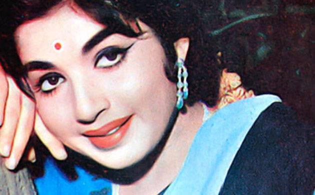 बताया जाता है कि, जयललिता का स्वभाव बहुत ही शांत और शर्मीला था. शूटिंग के दौरान वो एक कोने में बैठकर किताब पढ़ती रहती थीं. इस बात से तो सभी वाकिफ है कि वो बहुत ही सुंदर थीं.और उनकी सुंदरता के कई लोग दीवाने भी थे.