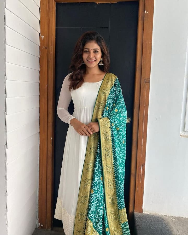 (Photo Courtesy : Instagram) ఇదిలా ఉండగా.. అంజలి సోషల్ మీడియాలో ఎప్పటికప్పుడు ఫోటోలను షేర్ చేస్తుంది. 