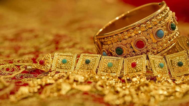 Gold Price Today: खुशखबरी! आज रिकॉर्ड हाई से 9000 रुपये सस्ता मिल रहा सोना