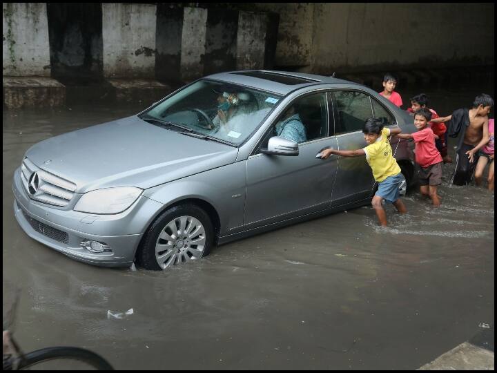 मौसम विज्ञान विभाग (आईएमडी) के अनुसार, दिल्ली में 1914 में 360.9 मिमी, 1945 में 359.2 मिमी और 1933 में 341.9 मिमी बारिश दर्ज की गई थी. दिल्ली में इस साल सितंबर में तीन बार भारी बारिश हुई है. एक सितंबर को 112.1 मिमी; 2 सितंबर को 117.7 मिमी और 11 सितंबर (शनिवार) को 94.7 मिमी बारिश हुई, जो बीते एक दशक में इस महीने में सबसे अधिक है. (तस्वीर: पीटीआई)