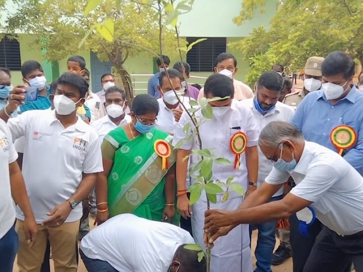 ஆசிரியர்கள் காலில் விழுந்து ஆசிவாங்கிய மின்சாரத்துறை அமைச்சர்  வி.செந்தில் பாலாஜி..!