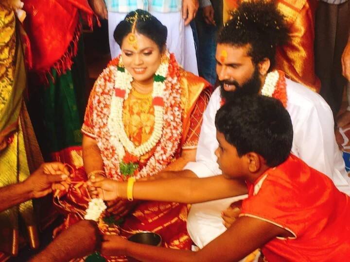 Thali tied at Perumal temple and got blessings in front of periyar statue a feel good wedding in madurai மகன் எடுத்துக்கொடுத்த தாலி.. பெரியார் சிலை முன் மாற்றிக்கொண்ட மாலை.. வாழ்த்து மழையில் மதுரை மணமக்கள்!