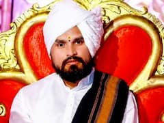 फसवणूक आणि बलात्कारासारखे गुन्हे दाखल झालेल्या मनोहरमामाची राजकारणी आणि बड्या मंडळींना भुरळ