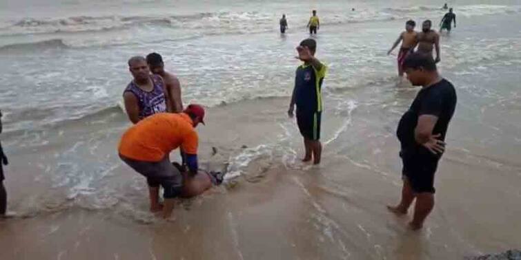 Digha East Midnapur  divers rescued a tourist from drowning in digha sea Digha:দিঘার সমুদ্রে তলিয়ে যাওয়ার মুখে পর্যটককে উদ্ধার করলেন নুলিয়ারা