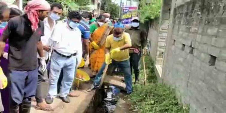 West Midnapore Ghatal SDO takes up spade cleans blocked drain spray mosquito repellent gets down to cleaniness drive Nirmal Bangla Mission West Midnapore: কোদাল হাতে সাফ করলেন নর্দমা, স্প্রে করলেন মশা তাড়ানোর ওষুধ, সাফাই কর্মীর ভূমিকায় ঘাটালের মহকুমা শাসক