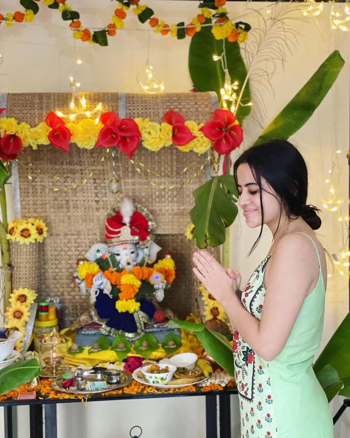 तस्वीरें शेयर कर उर्फी ने कैप्शन में लिखा, ‘मेरे घर पर पहले गणपति, गणपति बप्पा मोरया.’ इस दौरान एक्ट्रेस ने सलवार कुर्ता पहना और बाप्पा के सामने खड़े होकर पोज देती नजर आईं.