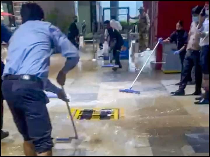 दिल्ली हवाईअड्डे की कई वीडियो सोशल मीडिया पर पोस्ट की गयी जिसमें प्रांगण में कारों को जलमग्न दिखाया गया. वीडियो में लोगों को हवाईअड्डे के प्रवेश द्वार तक पहुंचने के लिए या तो पानी से गुजरते हुए या पानी से बचने के लिए ऊंचाई वाले स्थानों पर खड़े हुए भी देखा गया. (तस्वीर: पीटीआई)