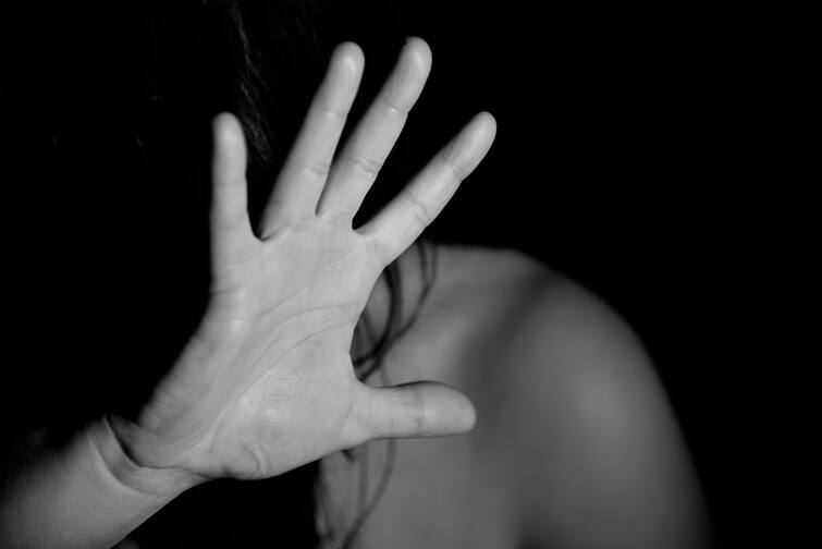 मुंबई में महिला के साथ रेप के बाद बर्बरता, हालत बेहद नाजुक, एक आरोपी गिरफ्तार