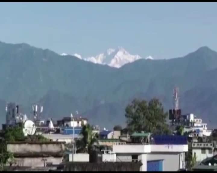 কাঞ্চনজঙ্ঘা ও শিলিগুড়ি শহরের দূরত্ব ১০০ কিলোমিটার। তবুও ২৮ হাজার ১৬৯ ফুট উঁচু এই পর্বতশঙ্গ দৃশ্যমান।