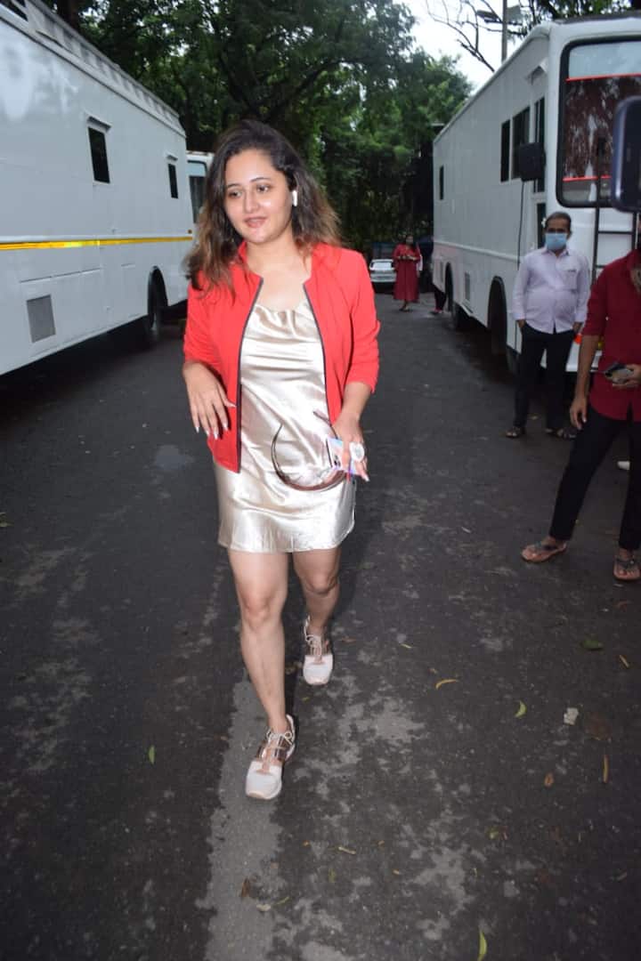 रश्मि देसाई इस दौरान गोल्डन शिमरी ड्रेस पर रेड जैकेट करती हुई दिखीं और उनका ये स्टाइलिश अंदाज हर किसी को खूब पसंद आया.