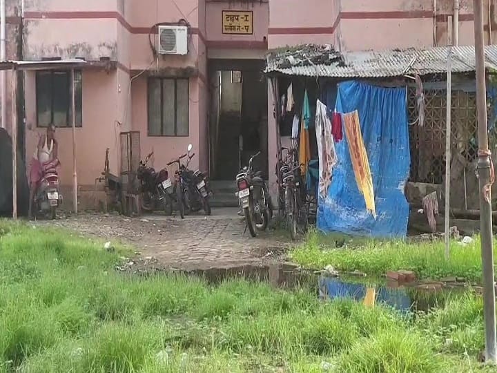 जलभराव की वजह से परेशान हैं स्वास्थ्य विभाग के कर्मचारी, सता रहा है बीमारियों का खतरा