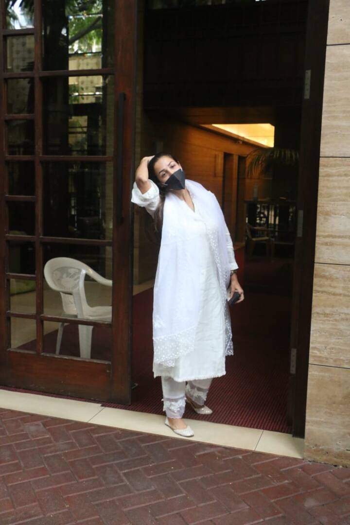 आज मलाइका अरोड़ा सफेद सूट में बेहद ही खूबसूरत अंदाज में नजर आईं. व्हाइट सूट पर नेट का दुपट्टा लिए मलाइका बालों को लहराते हए घर से निकलीं तो फोटोग्राफर्स उन्हें कैमरों में कैद करने के लिए बेताब हो उठे.