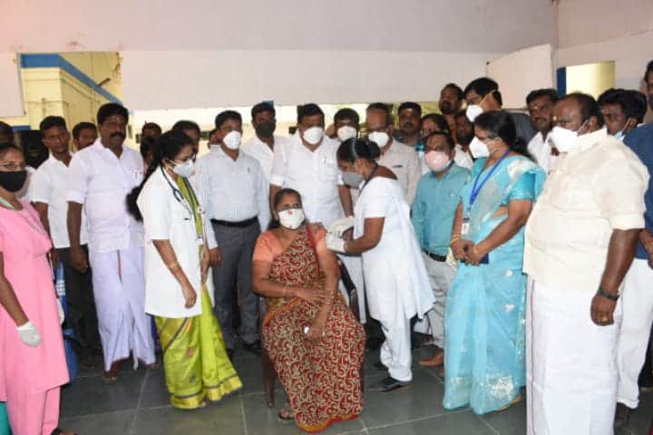 Mega vaccination camps held at 631 places in Trichy - 1,10,332 people have been vaccinated. திருச்சி : 631 இடங்களில் நடைபெற்ற மெகா தடுப்பூசி முகாம் : 1,10,332 நபர்களுக்கு தடுப்பூசி..