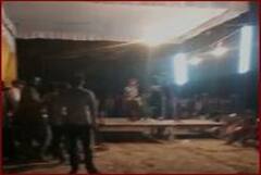 UP: मेले में बार बालाओं के साथ डांस का वीडियो वायरल। Hindi News