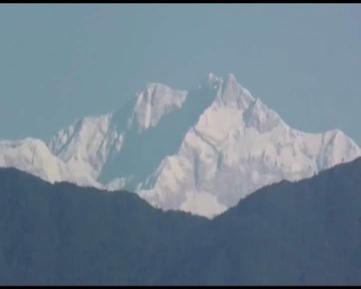 শরতের নীল আকাশে মাথা তুলে দাঁড়িয়ে আছে তুষারধবল গিরিশৃঙ্গ।