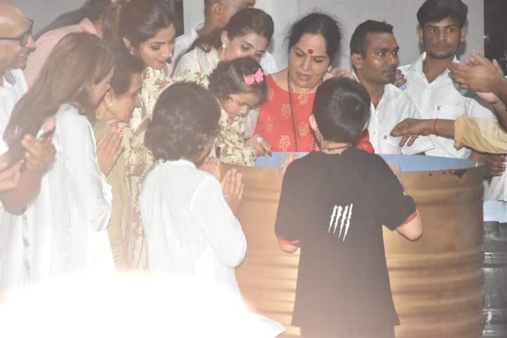 इस दौरान शिल्पा शेट्टी अपने बेटी को भी विजर्सन के दौरान गोद में लिए और उन्हें दर्शन करती दिखाई दे रही थीं. (Photo Credit: Manav Manglani)