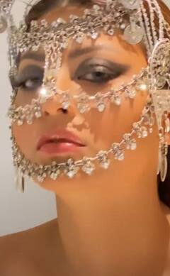 In Pics: करोड़ों का डायमंड मास्क पहनकर Urvashi Rautela ने दिखाया अपना सिजलिंग अवतार, नेटिजन्स ने की 'हेलेन ऑफ ट्रॉय' से तुलना