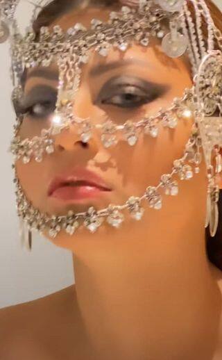 उर्वशी का ये वीडियो इंस्टाग्राम पर शेयर किया गया हैं. जिसमें वो डायमंड का मास्क पहने नजर आ रही हैं. उर्वशी ने इस मास्क को बेहद शानदार तरीके से कैरी किया है.