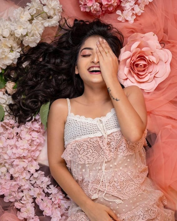 Ananya Nagalla : పింక్ డ్రెస్ లో 'వకీల్ సాబ్' బ్యూటీ.. ఎంత క్యూట్ గా ఉందో..