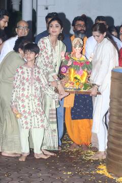 Ganesh Visarjan: राज कुंद्रा के बिना शिल्पा शेट्टी ने खूब धूमधाम से किया गणपति विसर्जन, बच्चों के साथ मस्ती में डूबी दिखीं एक्ट्रेस