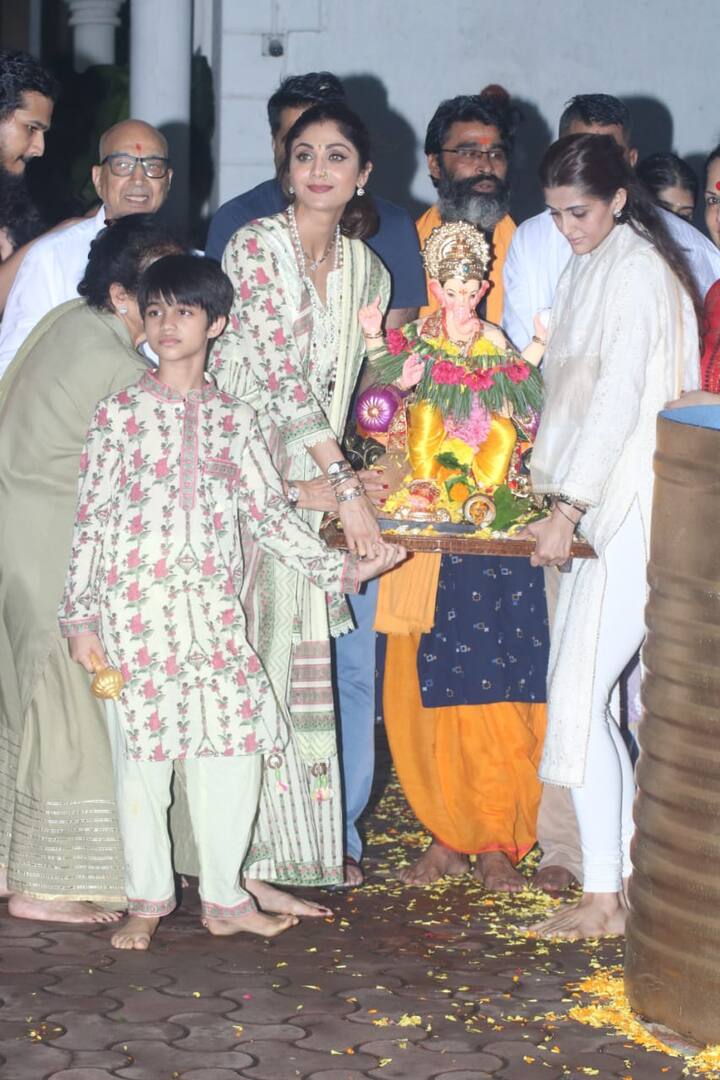 इस दौरान शिल्पा अपने पूरे परिवार के साथ दिखाई दी, सिर्फ राज कुंद्रा को फैंस इस इवेंट में मिस करते दिखाई दे रहे हैं. (Photo Credit: Manav Manglani)