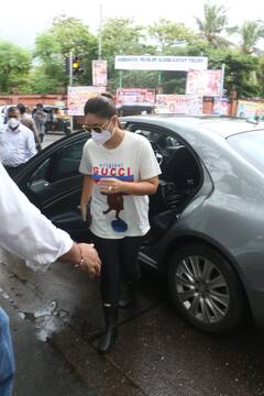 Spotted: मुंबई में कैजुअल लुक में स्पॉट हुईं करीना कपूर खान, दूसरी प्रेग्नेंसी के बाद वेट लूज कर दिखने लगी हैं और भी ज्यादा स्टाइलिश