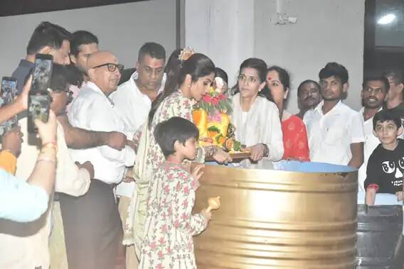 চিরাচরিত উৎসাহ ও উদ্দীপনার মধ্য দিয়েই গণেশ চতুর্থী উদযাপন করলেন শিল্পা। আর উৎসবের কিছু ছবি সোশাল মিডিয়ায় অনুরাগীদের জন্য শেয়ারও করেছেন তিনি।