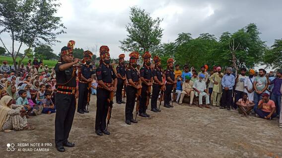 ਹੌਲਦਾਰ ਮੇਜਰ ਸਿੰਘ ਦੀ ਸ੍ਰੀਨਗਰ 'ਚ ਡਿਊਟੀ ਦੌਰਾਨ ਦਿਲ ਦਾ ਦੌਰਾ ਪੈਣ ਕਾਰਨ ਮੌਤ ਹੌਲਦਾਰ ਮੇਜਰ ਸਿੰਘ ਦੀ ਸ੍ਰੀਨਗਰ 'ਚ ਡਿਊਟੀ ਦੌਰਾਨ ਦਿਲ ਦਾ ਦੌਰਾ ਪੈਣ ਕਾਰਨ ਮੌਤ