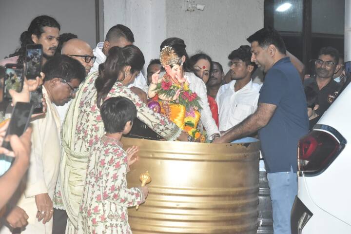 सामने आई तस्वीरों में आप देख सकते हैं कि शिल्पा शेट्टी बेटे वियान और बेटी के साथ ट्विनिंग करती दिखाई दे रही थीं. (Photo Credit: Manav Manglani)