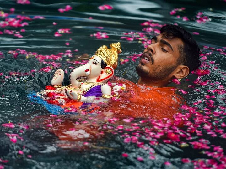 Ganesh Chaturthi 2021 Over 29000 Ganesh idols immersed in Mumbai on day 2 of festival Ganesh Chaturthi 2021: कोरोना पाबंदियों के बीच मुंबई में कल 29 हजार से ज्यादा गणेश मूर्तियों का विसर्जन