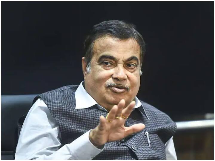 नागपुर में सुस्त अधिकारियों पर जमकर बरसे नितिन गडकरी, कहा- 'डंडा मारने का काम मुझ पर छोड़ दें'