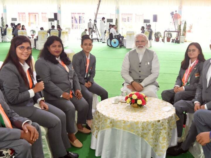 महिला खिलाड़ियों के प्रदर्शन की पीएम मोदी ने खासतौर पर तारीफ करते हुए कहा, ''हमारे देश की बेटियां हर क्षेत्र में बेहतरीन प्रदर्शन कर रही हैं. बेटियों को अवसर जरूर मिलना चाहिए.''