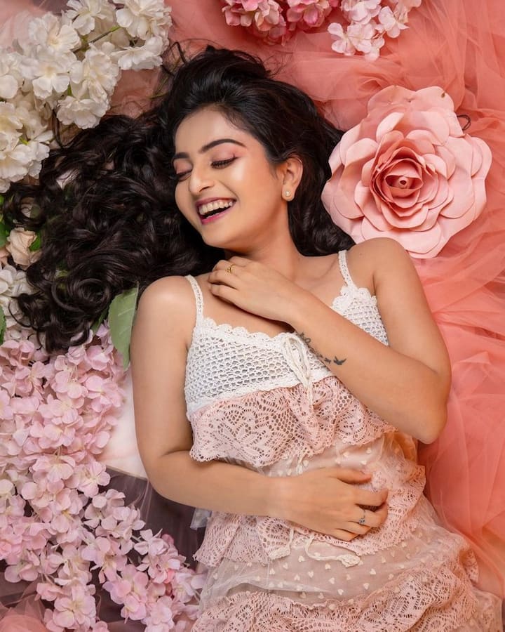 (Courtesy : Instagram) ఎప్పటికప్పుడు హాట్ ఫొటోషూట్లలో పాల్గొంటూ వాటిని సోషల్ మీడియాలో షేర్ చేస్తుంటుంది.