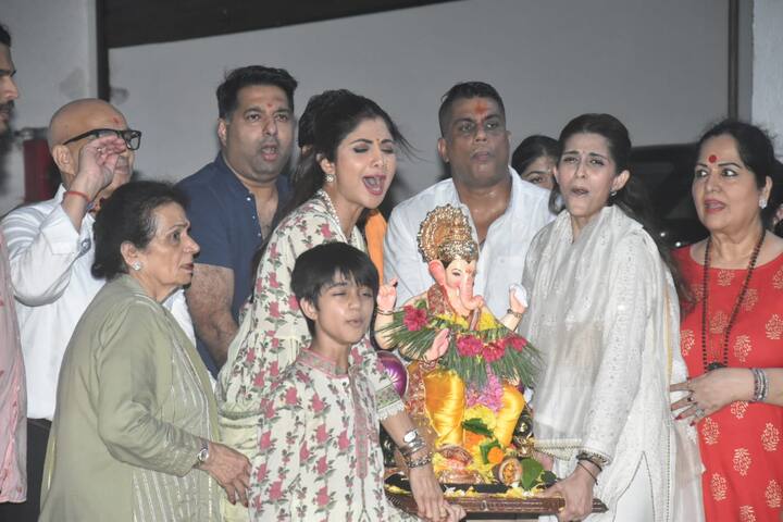 इस तस्वीर में शिल्पा शेट्टी को पूरी तरह मस्ती में लीन देख सकते हैं. (Photo Credit: Manav Manglani)