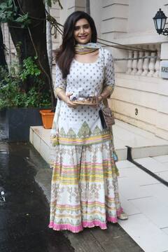 Sussanne Khan से लेकर Karishma Tanna तक सज धज कर Ekta Kapoor के घर गणपति दर्शन के लिए पहुंचे सेलेब्स, देखें तस्वीरें