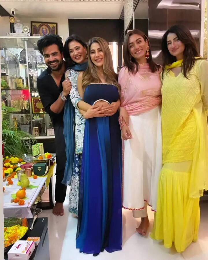 खतरों के खिलाड़ी टीम से विशाल आदित्य सिंह, निक्की तंबोली, सना मकबूल श्वेता के घर गए और सभी ने यहां क्वालिटी टाइम स्पेंड किया. श्वेता की बेटी पलक यलो शरारा सूट में खूबसूरत दिखाई दीं. श्वेता ने इन तस्वीरों को शेयर करते हुए लिखा, मेरे अपने.