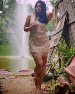 Poonam Bajwa pics: பூனம் பஜ்வா டேட்டஸ்ட் க்ளிக்ஸ்