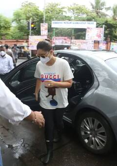 Spotted: ਮੁੰਬਈ 'ਚ ਕੈਜ਼ੂਅਲ ਲੁੱਕ 'ਚ ਸਪਾਟ ਹੋਈ ਕਰੀਨਾ ਕਪੂਰ, ਪ੍ਰੈਗਨੈਂਸੀ ਤੋਂ ਬਾਅਦ ਵੇਟ ਲੂਜ਼ ਕਰਕੇ ਲਗਦੀ ਹੋਰ ਵੀ ਸਟਾਈਲਿਸ਼