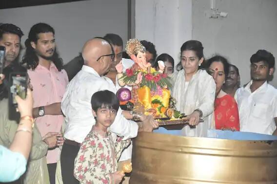 স্বামী জেলে থাকার পরও বাড়িতে গণেশের মূর্তি এনে গণেশ চতুর্থী উদযাপনের জন্য সোশাল মিডিয়ায় ট্রোলের শিকার হতে হয়েছিল শিল্পাকে। যদিও অনেকেই আবার প্রথা মেনে চলায় তাঁর প্রশংসাও করেছিলেন।